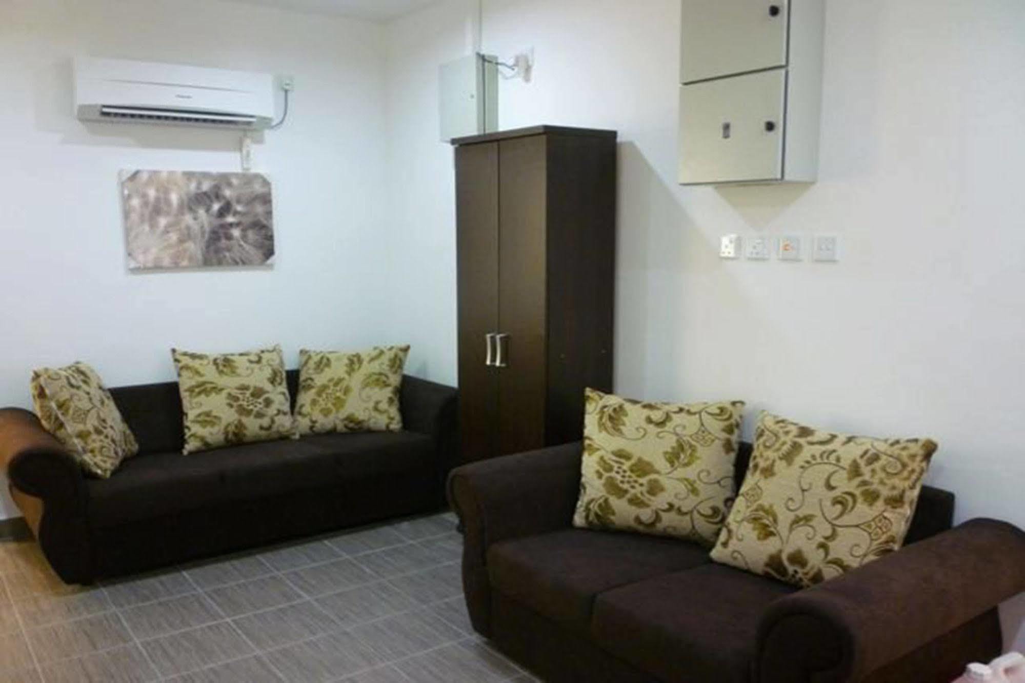 One Motel And Cafe Kuah Esterno foto