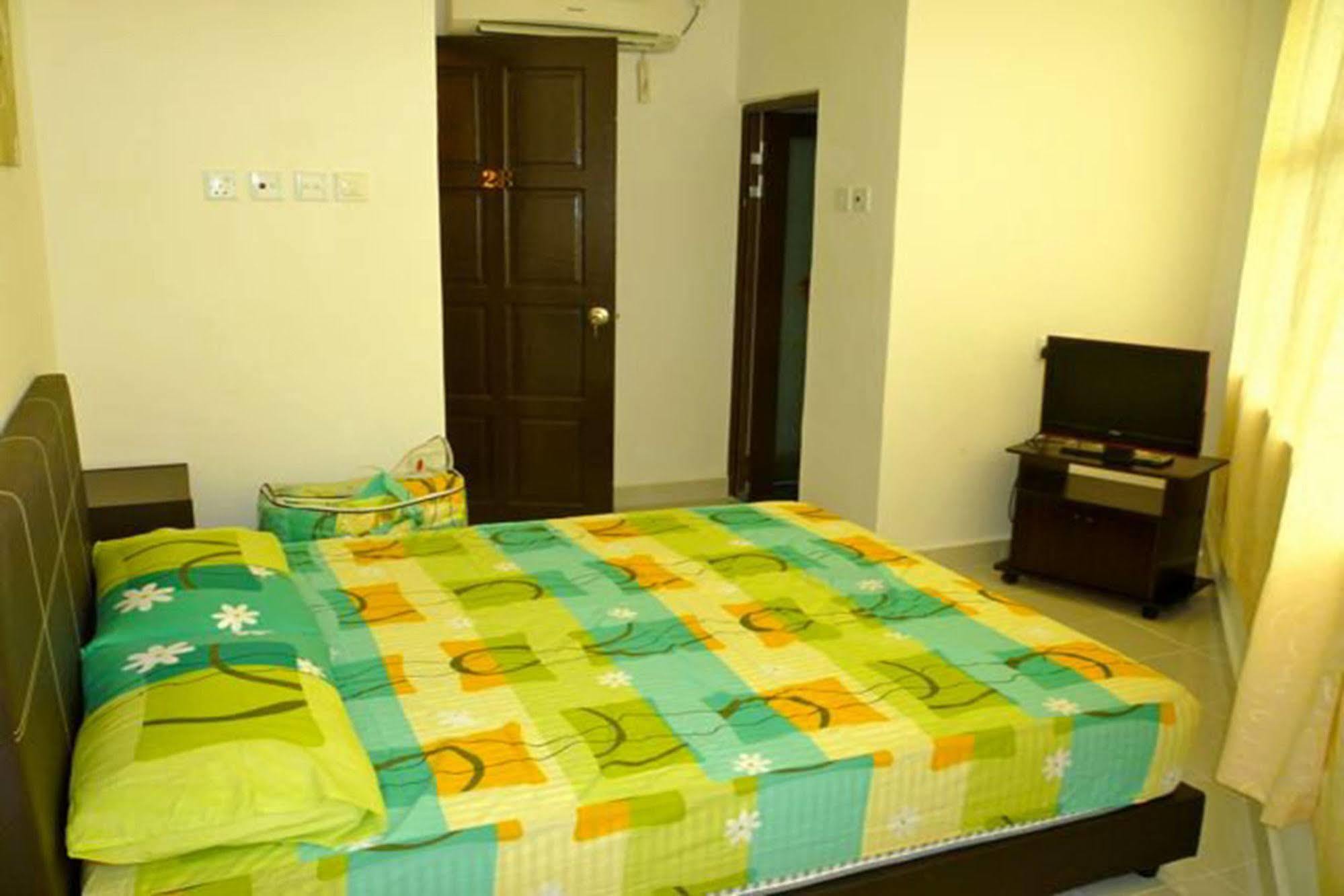 One Motel And Cafe Kuah Esterno foto