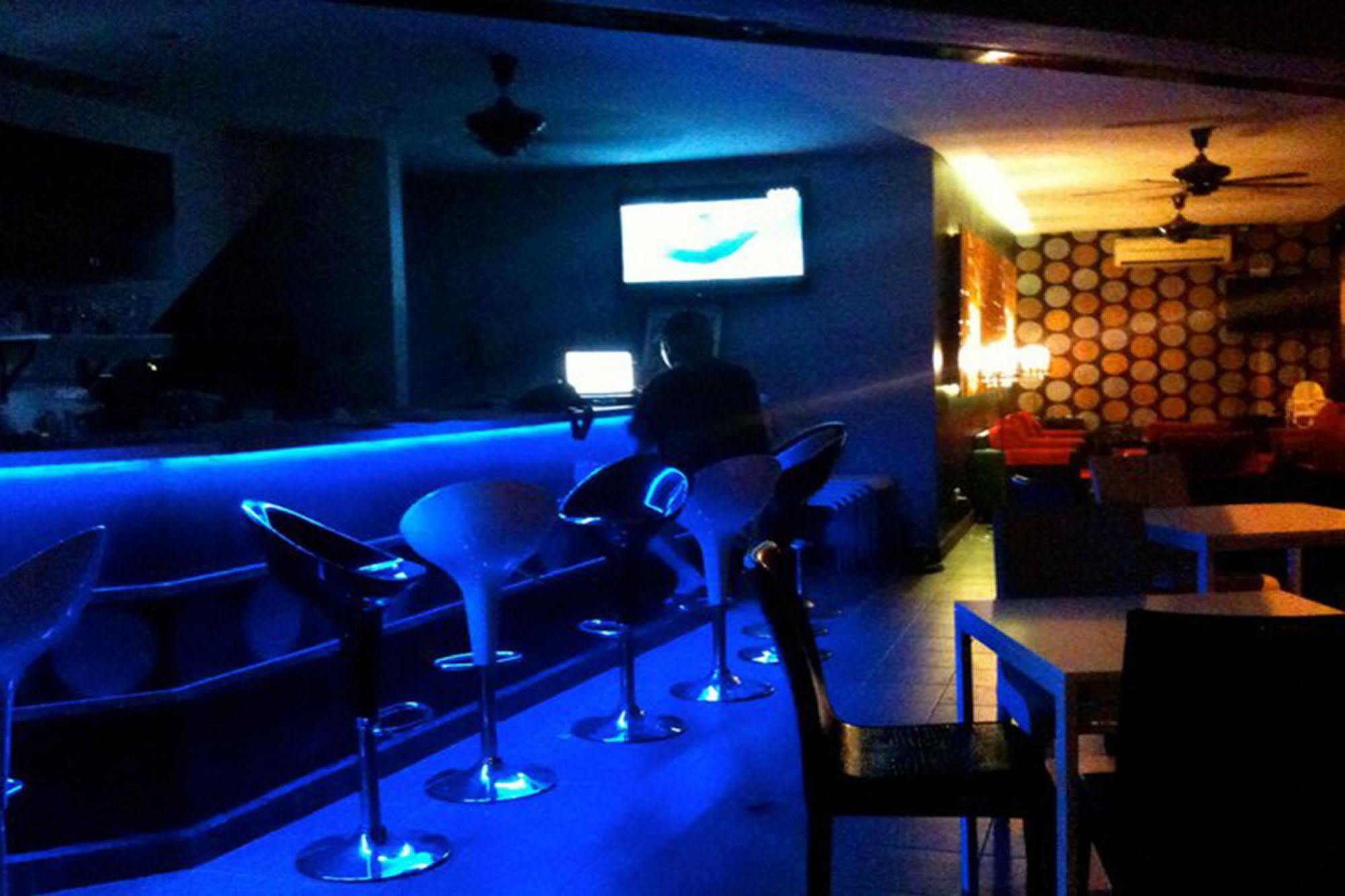 One Motel And Cafe Kuah Esterno foto