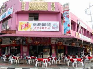 One Motel And Cafe Kuah Esterno foto